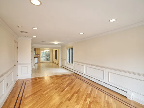696 Undercliff Ave, Edgewater, NJ 07020