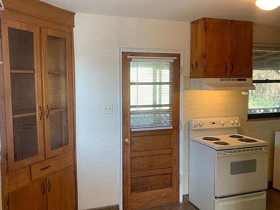 5th image of 821 Goldfinch Ave