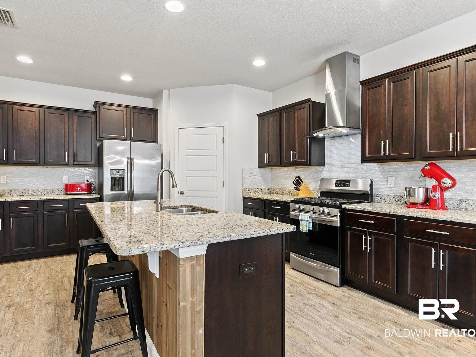 4 bed, 2.0 bath, 2332 sqft, $2,600 — Photo 3