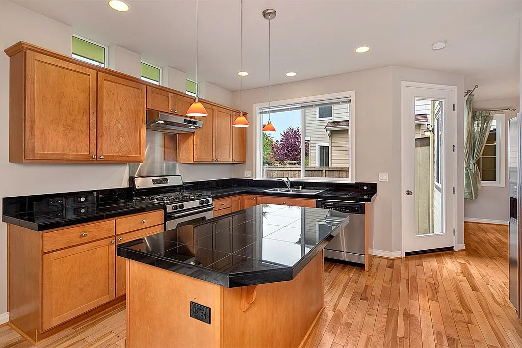 4 bed, 1990 sqft, $4,300 — Photo 4