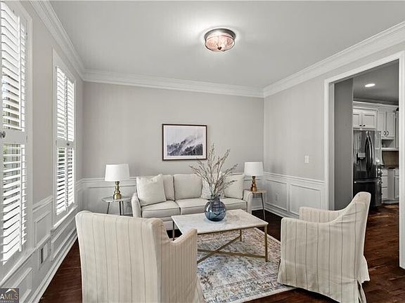 5th image of 108 Laurel St