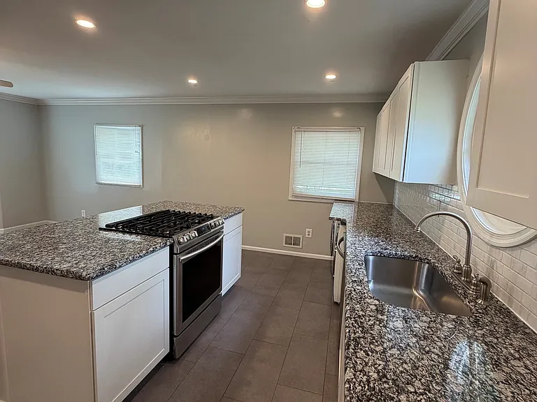900 Montrose Ave — Photo 6