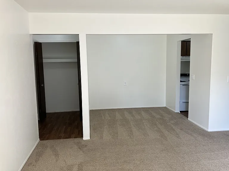 Windsor Place Apartments — Photo 68