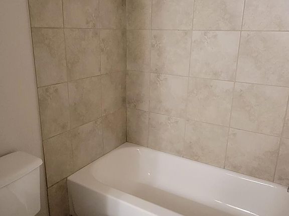 4th image of 312 N Queens Ct #B