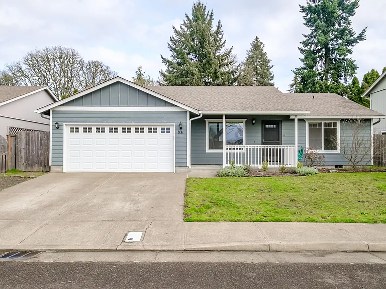 831 NW Teak Loop — Photo 1