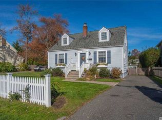 33 Madison St, Huntington, NY 11743