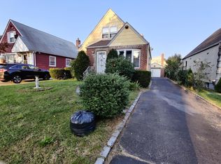 8253 266th St, Glen Oaks, NY 11004