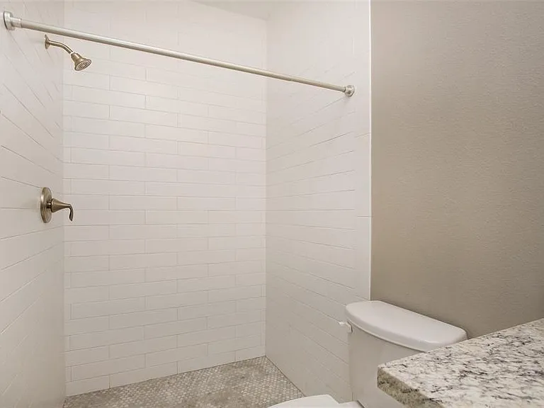 2529 Calumet St — Photo 16
