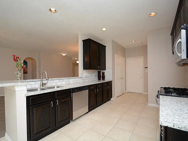 Big Kitchen with lots of cabinets, granite coutertop