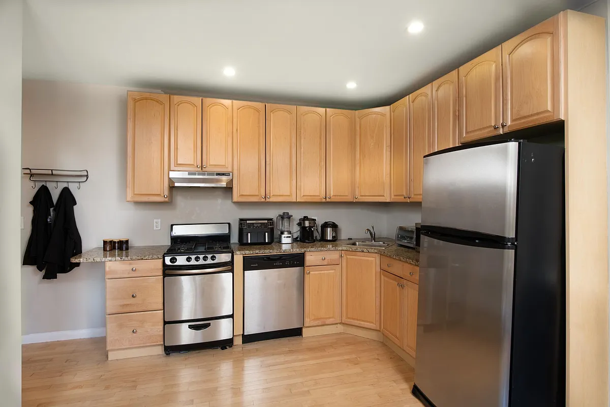 Building Photo - 64 Queensberry St #101