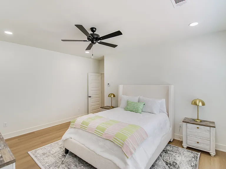1122 W 10th Ave — Photo 11