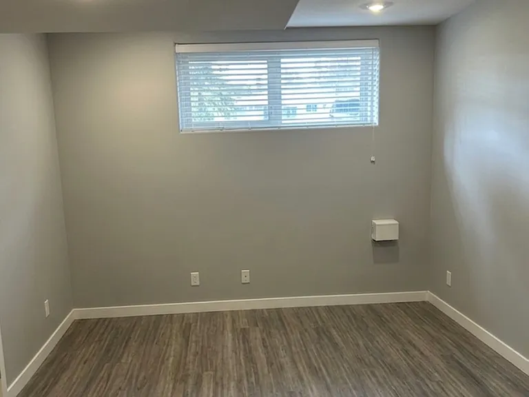 420 Hilliard St W — Photo 4