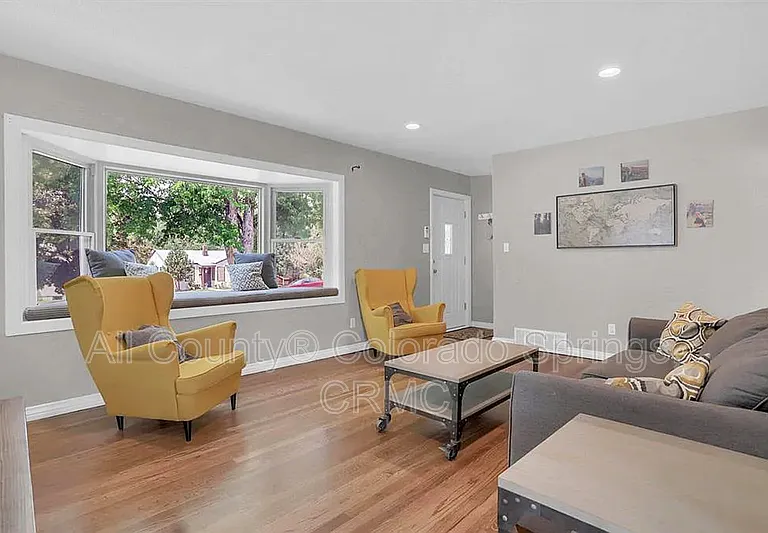 723 N Logan Ave — Photo 2