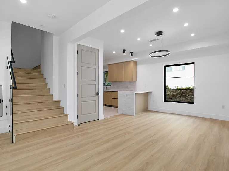 149 S Palm Dr #151-1/2 — Photo 4