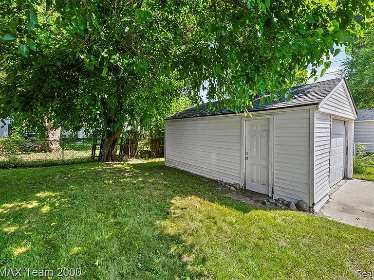 34080 Harroun St — Photo 5