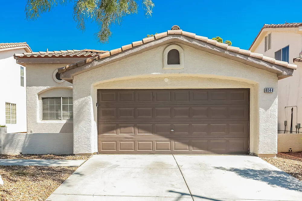 3 bed, 2.0 bath, 1252 sqft, $3,080 — Photo 1