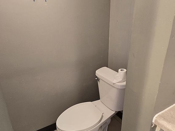 5th image of 2916 Sewell St APT 2