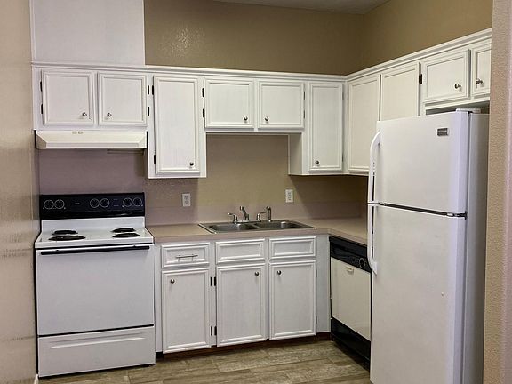 2nd image of 1715 Lexington Cir #6