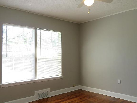 2nd image of 900 Parkhaven Ln
