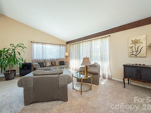 4th image of 127 College Cir