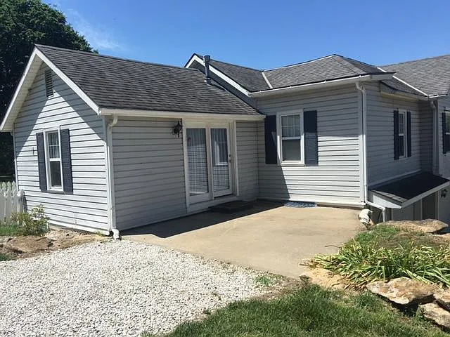 3 bed, 1129 sqft, $1,585 — Photo 1