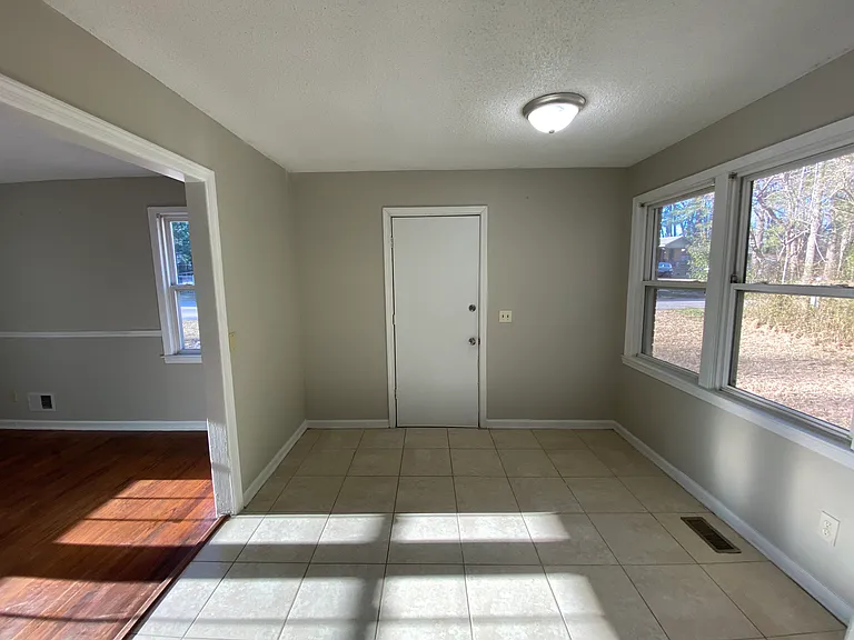 401 Beaverbrook Dr — Photo 3