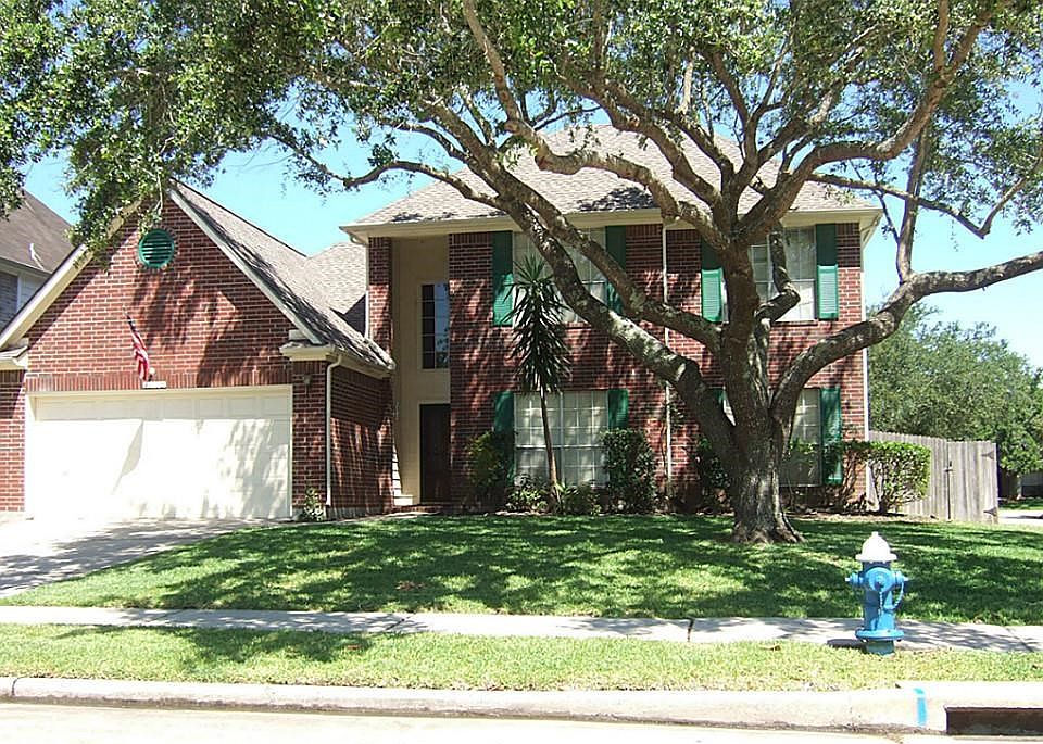 GREAT FAMILY HOME, CORNER  LOT AND CONVENIENTLY LOCATED TO SCHOOLS AND SHOPPING