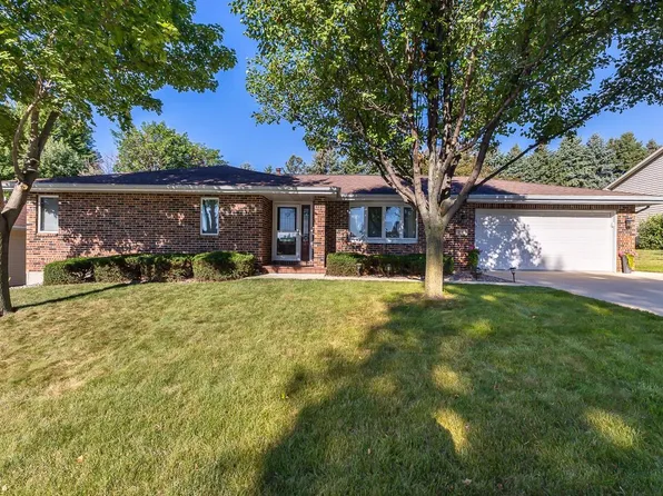 2005 Embassy West Dr, Dubuque, IA 52002