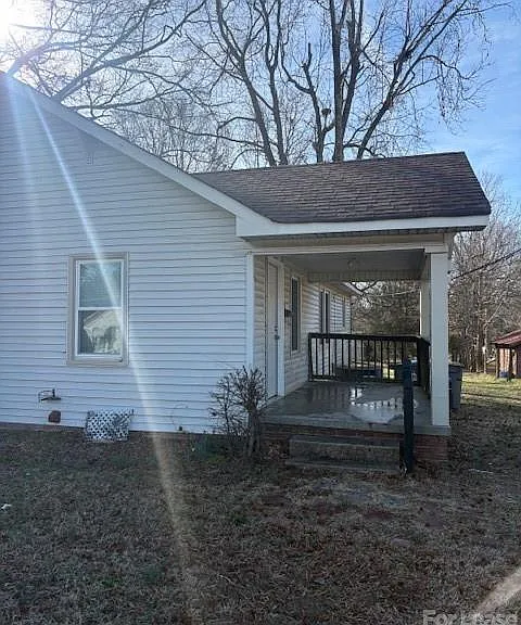 909 Grace Ave — Photo 1