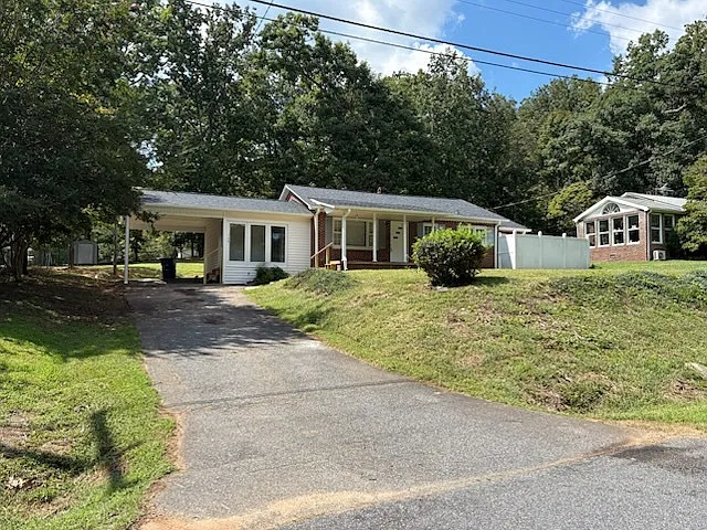 3 bed, 2.0 bath, 1376 sqft, $1,200 — Photo 1