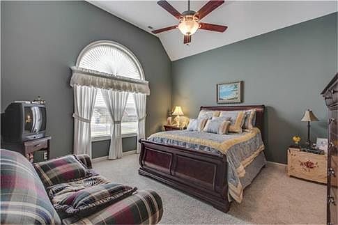 3rd image of 414 Beaumont Dr