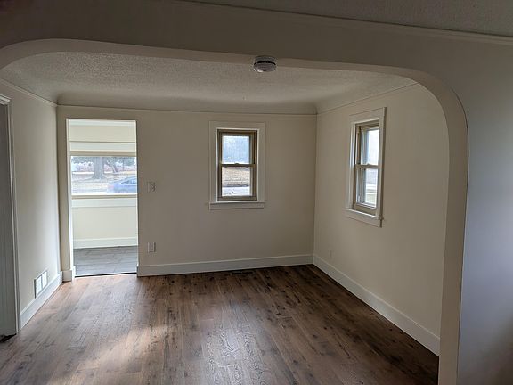 3rd image of 6044 Glenis St