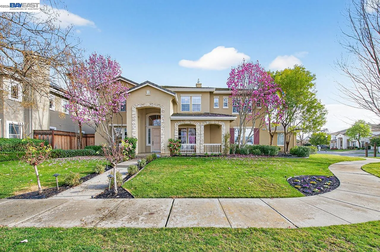 101 Acorn Way photo 1