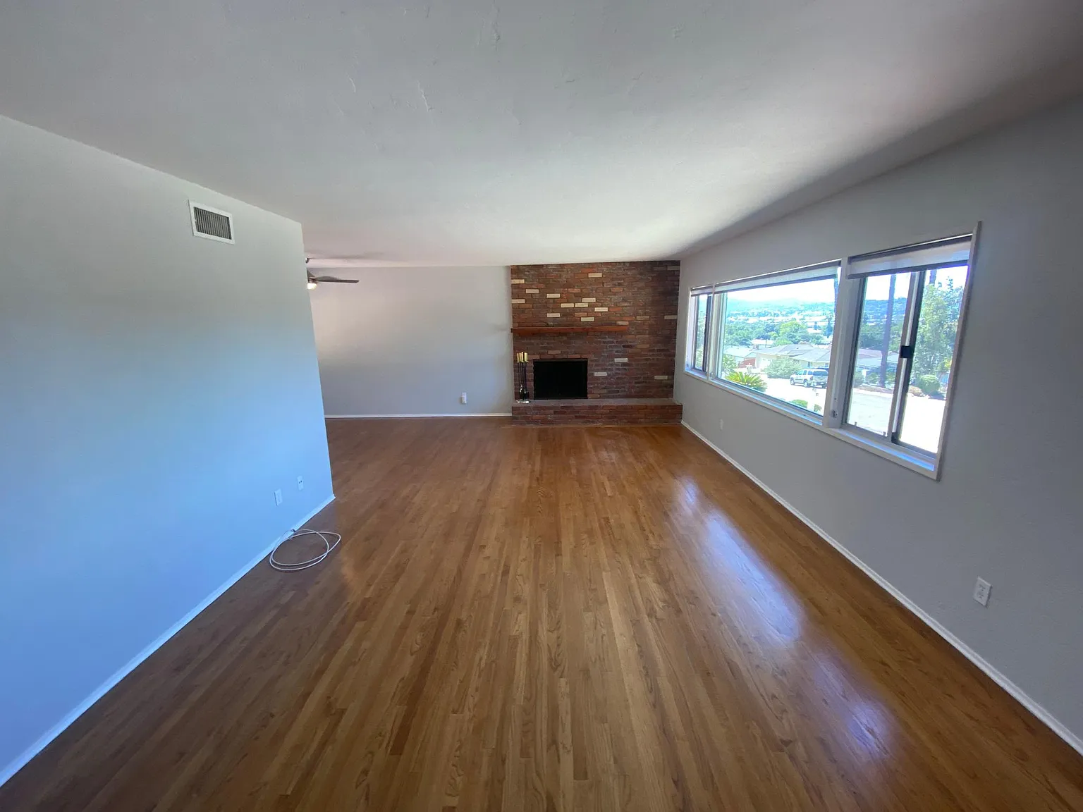 1435 Roxanne Dr — Photo 2