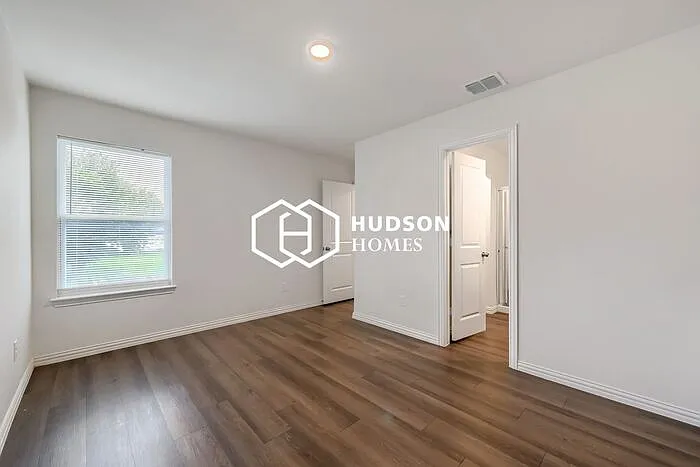 2504 Lyle Ave — Photo 9