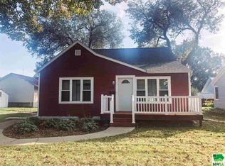 319 Arizona Ave SW, Orange City, IA 51041
