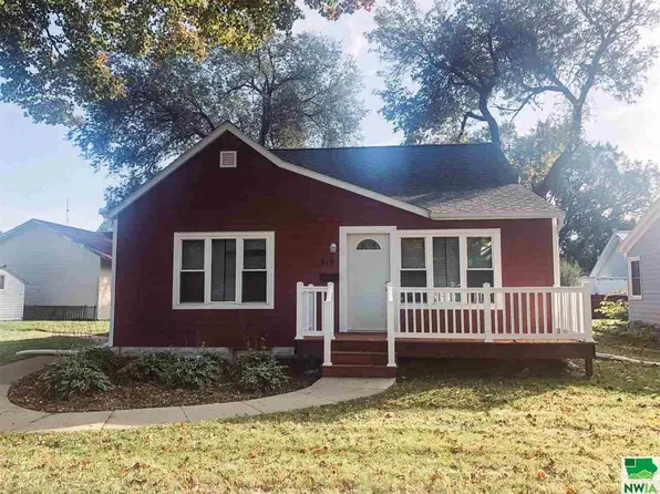 319 Arizona Ave SW, Orange City, IA 51041