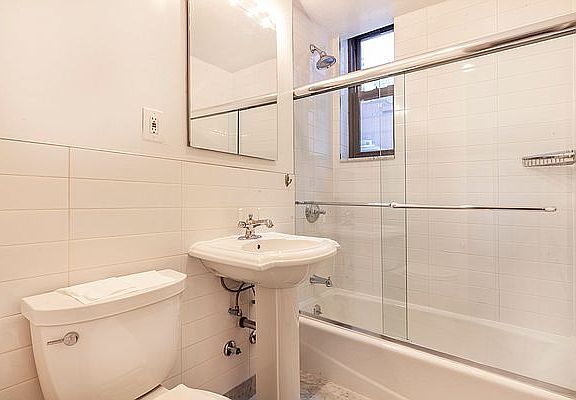 3rd image of 150 W 47th St Ph A