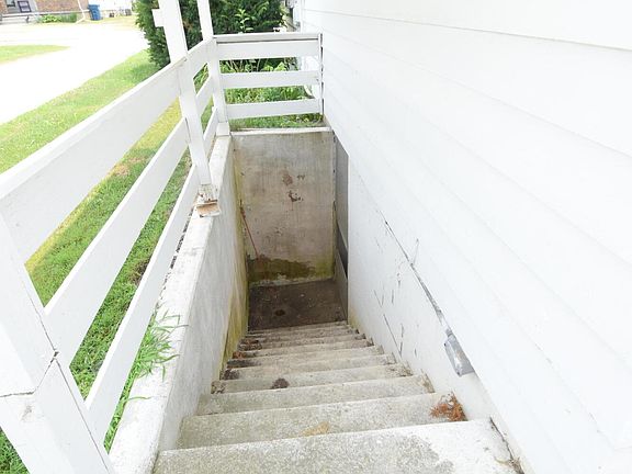 5th image of 108 W Beaver St