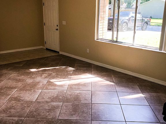 2nd image of 5 Laurel Oaks Cir