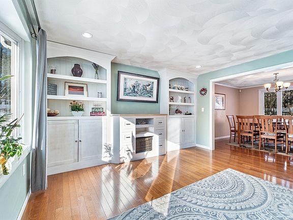 3rd image of 12 Dunvegan Dr