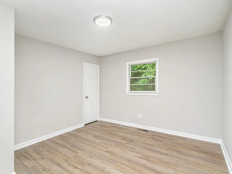 841 Farragut Ave — Photo 13