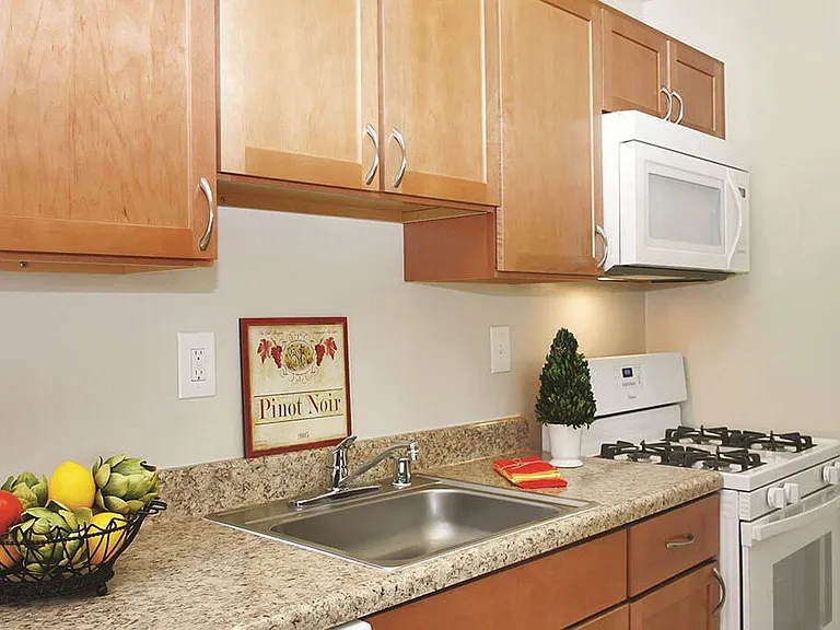 The Manor/The Manor East Apartments — Photo 1