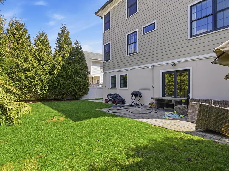 431 Forest St — Photo 10