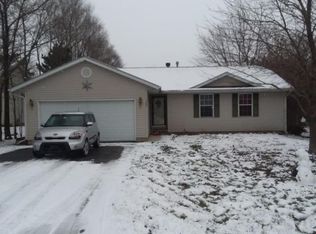 123 Queens Pl SE, Poplar Grove, IL 61065