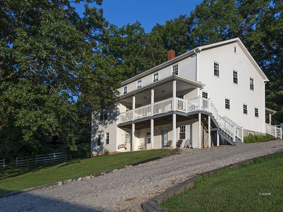 1st image of 3190 Creekview Dr