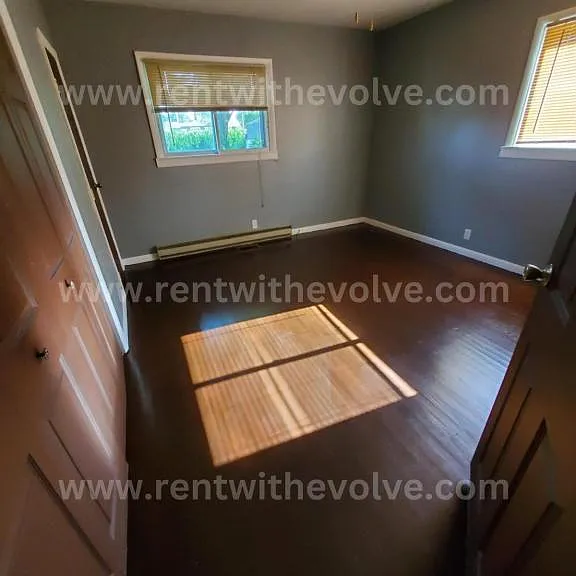 211 W Walnut St — Photo 5