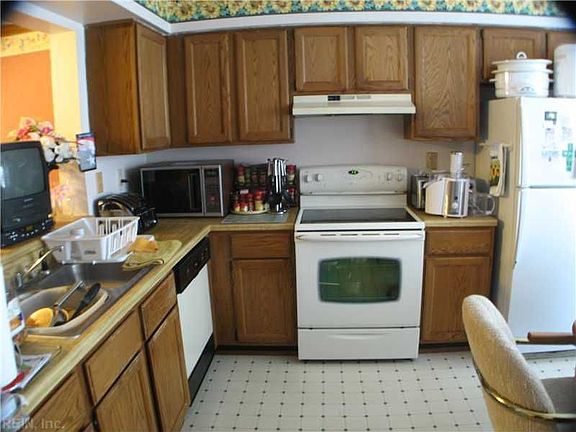 3rd image of 836 Sommerville Cres
