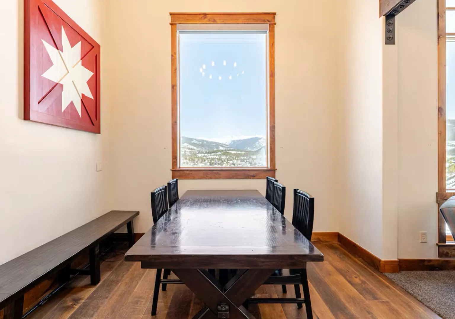Cove Chalet — Photo 3
