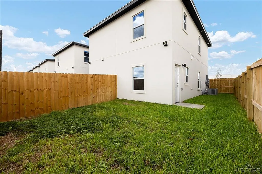3 bed, 2.0 bath, 1050 sqft, $1,290 — Photo 3
